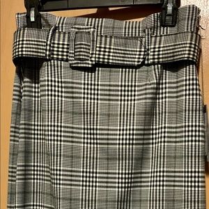 Black & white houndstooth pencil skirt size 6. BNWT